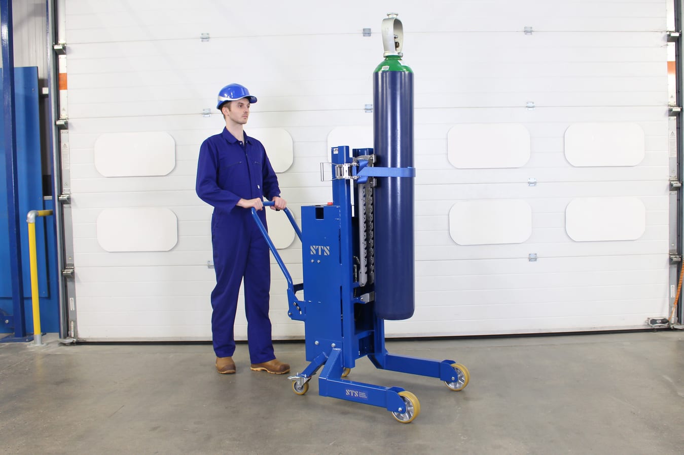 Gas cylinder being saftly transported using the STS electric gas cylinder lifter.
