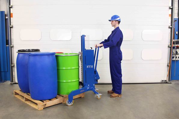 An operator using the STS Corner Drum Depalletiser to place barrels onto the floor
