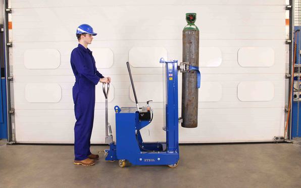 Operator lifts a gas bottle with the counterbalance cylinder lifter.