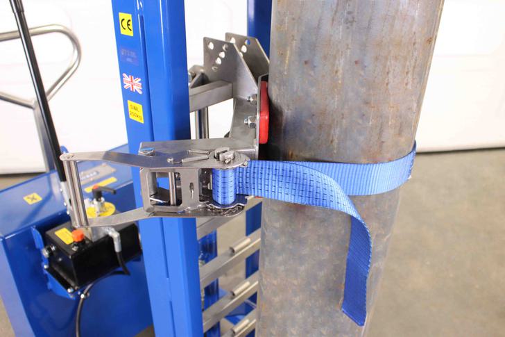 Clamping band on the cylinder lifter secure a gas bottle at height.
