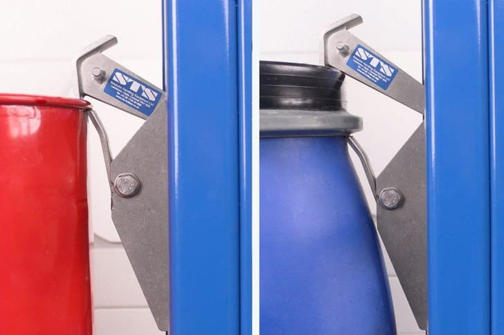 The universal drum catch connected to a red steel drum and a blue MAUSER plastic drum